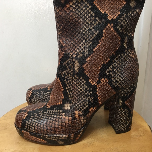 NEW Vince Camuto Snake Jestinal Platform Boots 8 - Picture 5 of 8